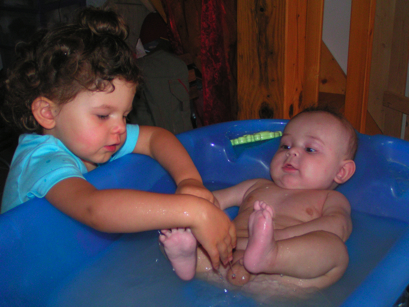 L'heure du bain moment de partage entre les deux enfants... Que du bonheur!